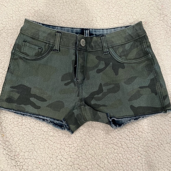 Womens Reversible Shorts Flip Side Distressed Blue Denim And Green Camo Size 5 - Picture 3 of 9